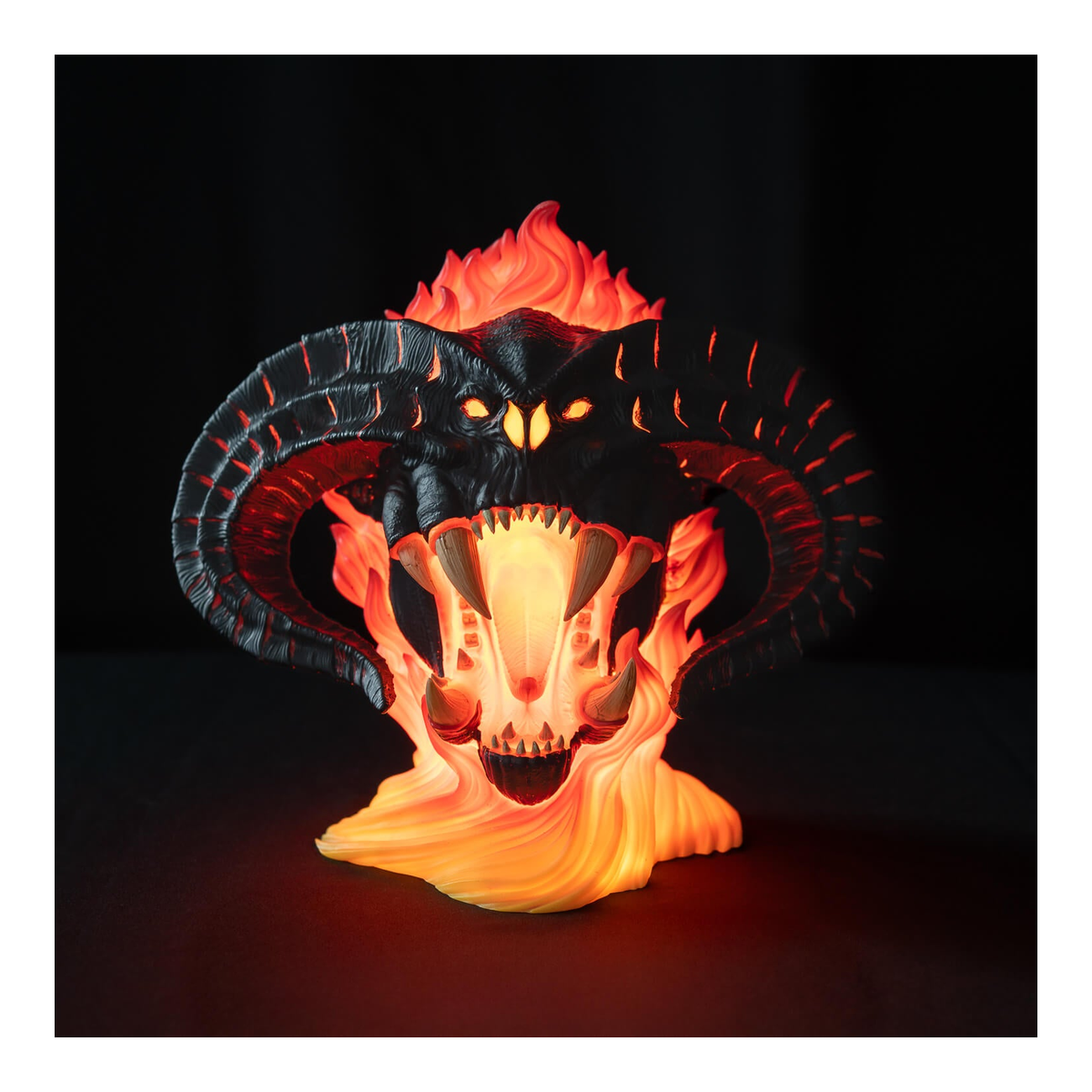 Lámpara figural Balrog – The Lord of the Rings – vista sobre lienzo blanco