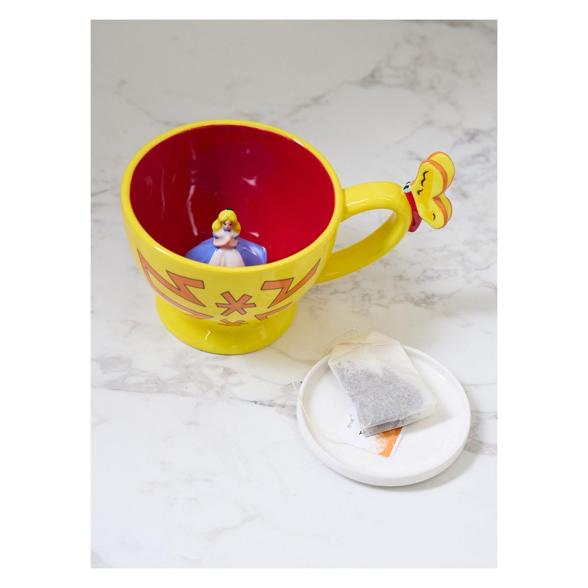 Taza de té Tiny Alice con mariposa – Alice in Wonderland