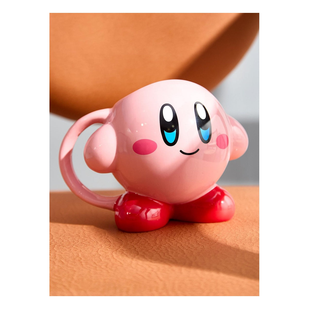 Taza figural de cerámica Kirby con zapatos rojos